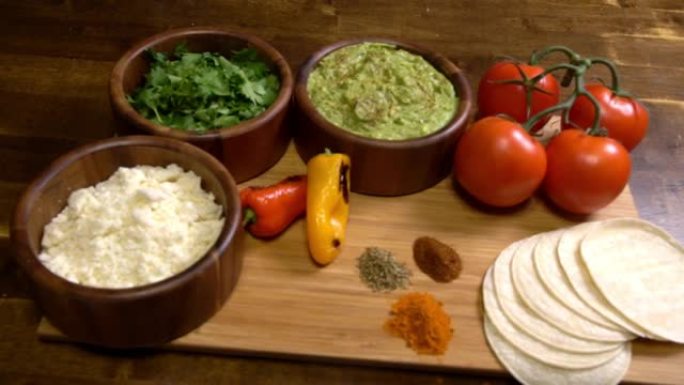 切菜板上有成熟的西红柿和热压玉米饼的街头玉米饼的新鲜食材
