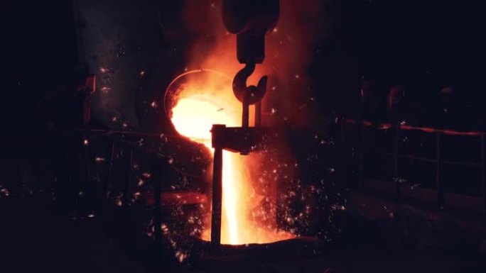 高炉铸造冶金厂用液态铁浇注到容器中，铸造工艺。钢厂炼铁工艺火花光亮冒烟