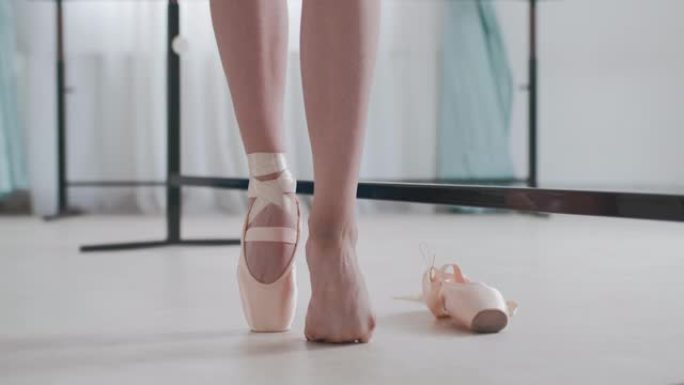 芭蕾舞女演员在训练后伸展受伤的脚