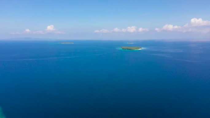 蓝色的海洋和带有白色海滩的岛屿，俯视图。菲律宾群岛