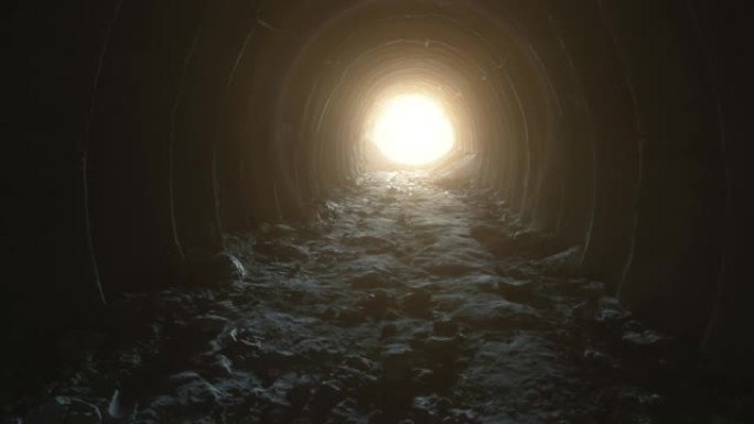 光线和出口在黑暗的长隧道或走廊的尽头，通往自由概念的道路。带孔的工业圆形粉笔矿山通道，透视