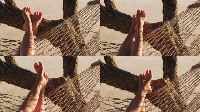 暑假在海滩上休息和睡觉的亚洲妇女的特写脚