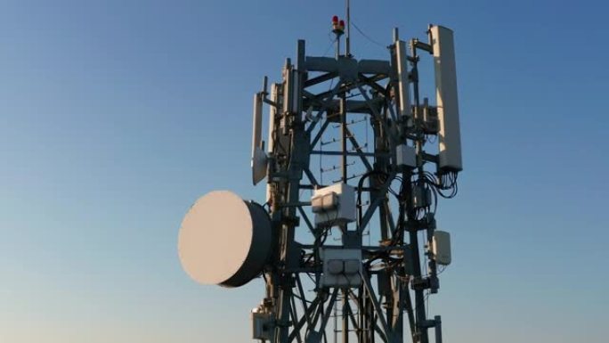 5g网络通信塔的轮廓，其特征是用于移动电信的无线电中继链路的蜂窝微波无线定向天线。