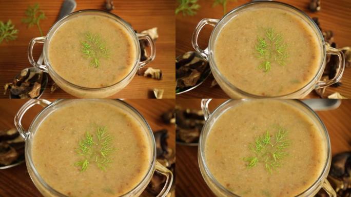 热自制蔬菜素汤，干蘑菇放在玻璃碗中