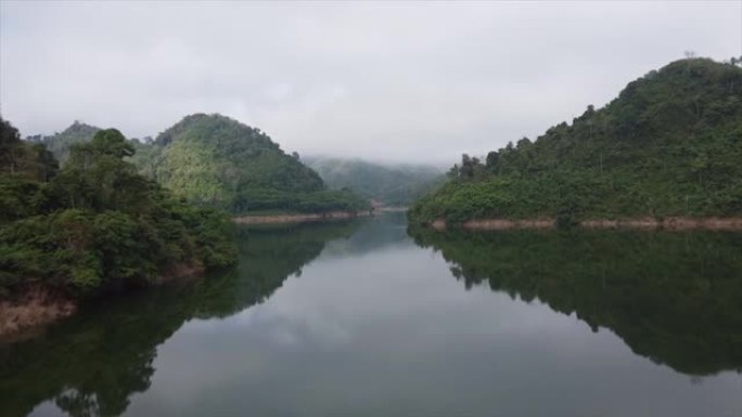 无人驾驶飞机在泰国南部的水库或河流上的高角度视图桥。雅拉省邦朗大坝上的桥路