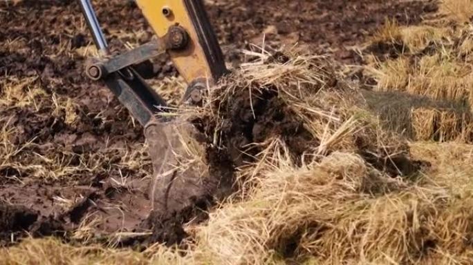 挖掘机铲斗在施工现场挖土
