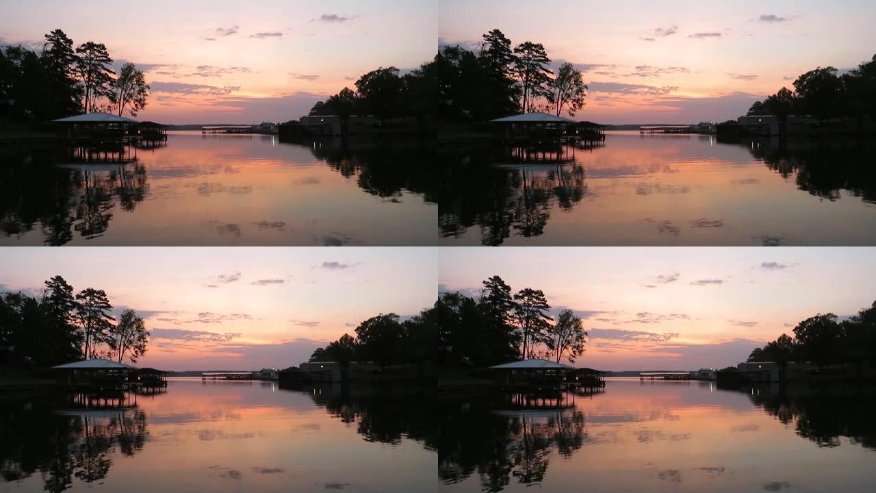 橙色紫色湖湾早晨