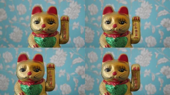 举起左爪召唤幸运的中国猫。左爪下的短语表示 “为财富繁荣和健康而招手”，底部对角线文字表示1000万