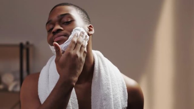 男性护肤非洲男子使用剃须泡沫
