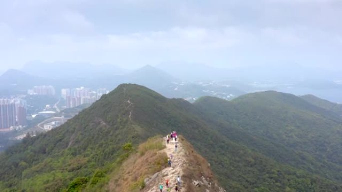 飞越清水湾附近的山脉，远足香港著名的度假郊野公园