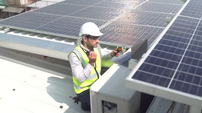 蓝领工人检查太阳能电池板。