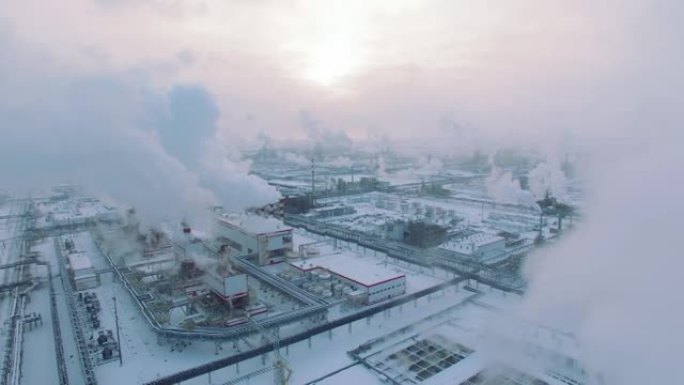 暴风雨天气和降雪。冬季天然气加工厂的鸟瞰图。工业区的寒冷早晨