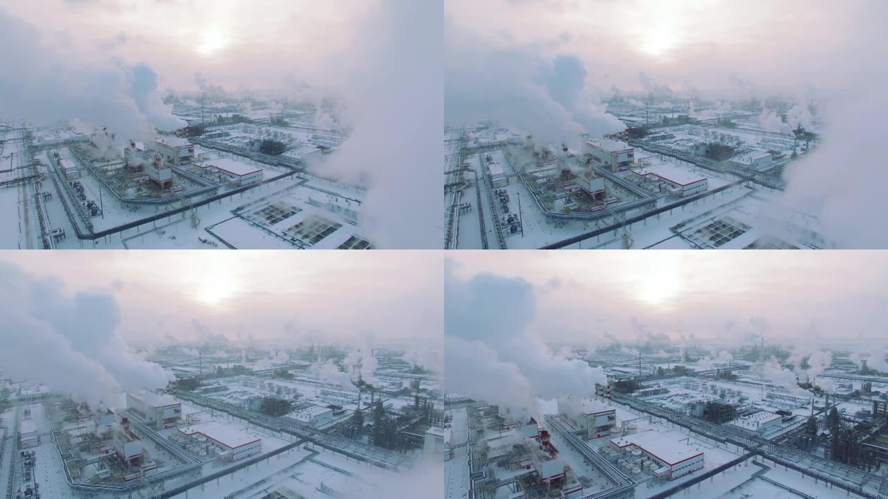 暴风雨天气和降雪。冬季天然气加工厂的鸟瞰图。工业区的寒冷早晨