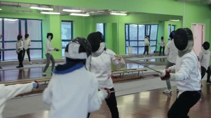 孩子们在击剑学校练习击剑