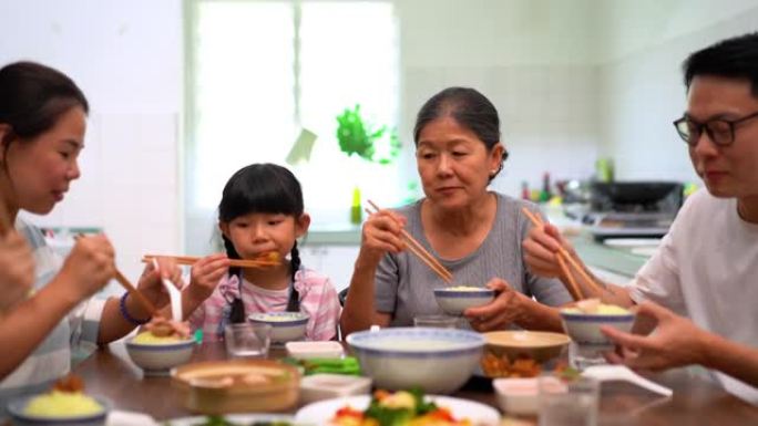多代亚洲华人家庭一起吃饭