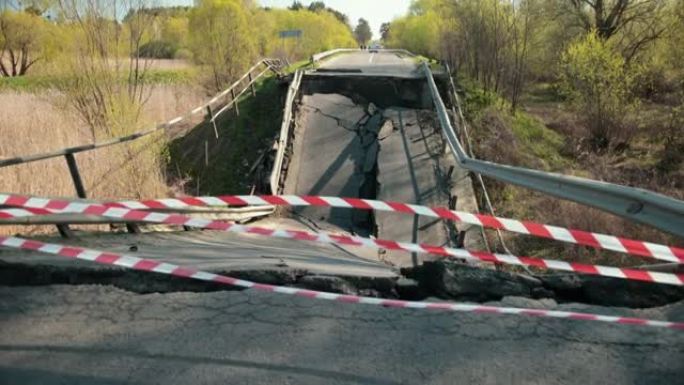 掉落的零件和配件，危险。一座旧桥上损坏的道路。破碎的道路
