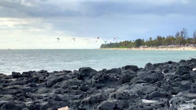 游客在留尼汪岛的Trou d'Eau海滩的泻湖中滑浪风帆和风筝冲浪