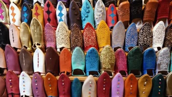 摩洛哥马拉喀什 (马拉喀什) 麦地那的地道彩色摩洛哥妇女拖鞋 (babouches) 刺绣，陈列在墙