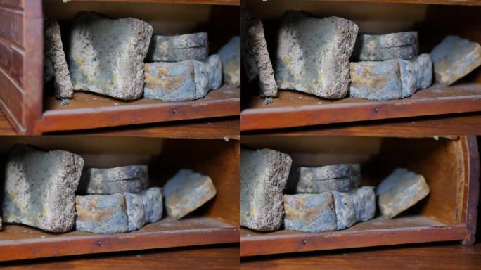 红木架子上的木柜中发霉的面包的细节。面包产品储存不当。慢速滑块拍摄，多莉拍摄，特写。