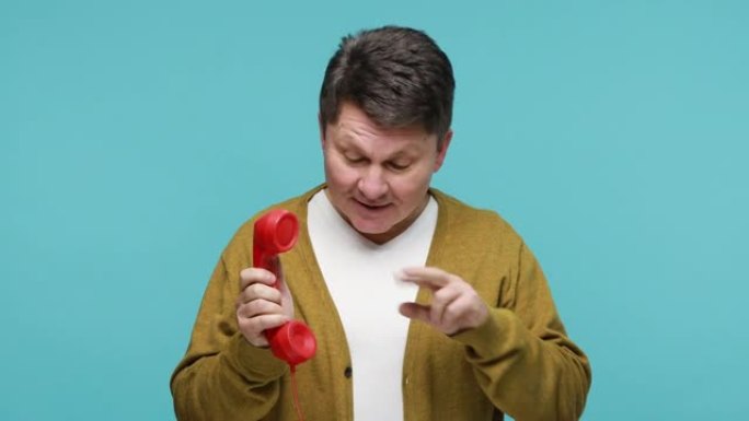 友好的成年男子显示座机电话和竖起大拇指的手势要求打电话
