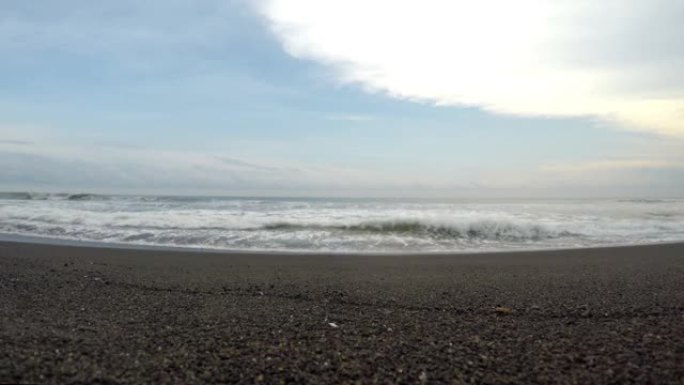 海浪在海滩上破裂。美丽的海滩上的海浪。海浪来到摄像机的第一人称视角，结束电影过渡4k视频
