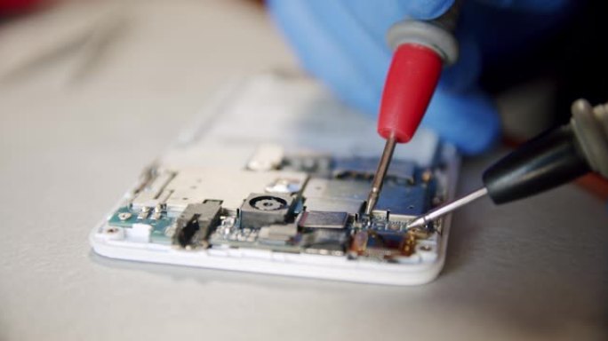 电子维修服务中的修理工通过测试仪检查设备的适用性，关闭版本2