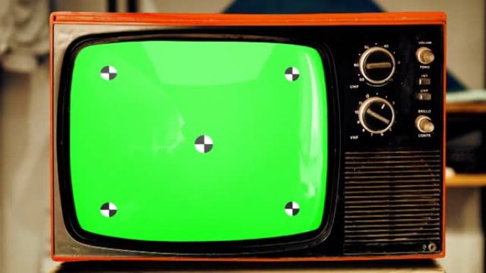 放大到带有绿色屏幕和跟踪标记的旧电视的屏幕。可以用作过渡，因为存在alpha通道