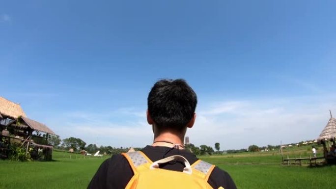 旅行者男人带着背包穿越自然和森林