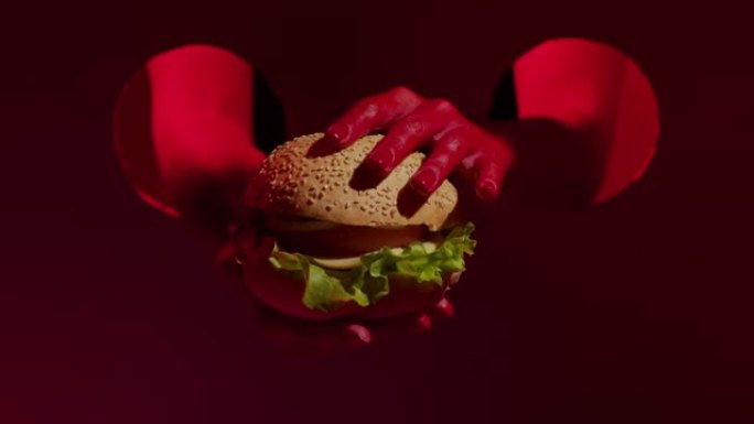 美女红手中的美味芝士汉堡特写。食欲汉堡。