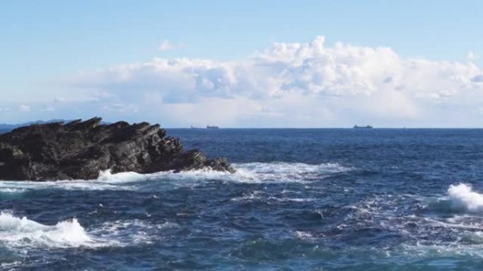 日本神奈川县Jogashima岛的海浪撞击岩石