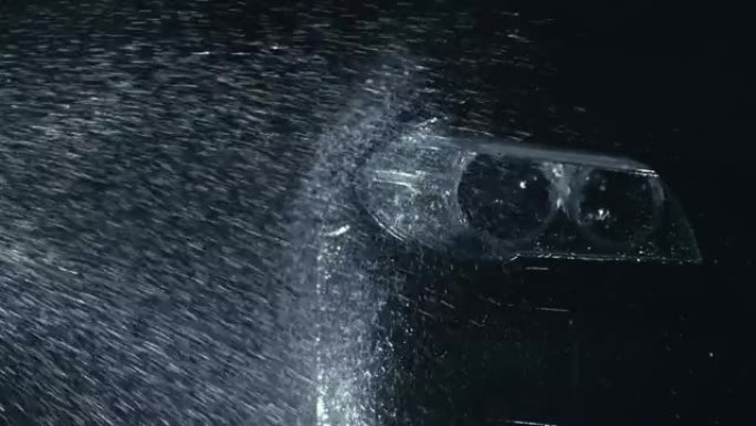 汽车前照灯清洗。用高压喷射清洗软管水清洗现代车身。汽车玻璃前照灯，滴眼液中的天使眼睛。