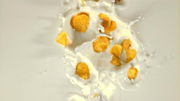 牛奶糖玉米片中的超慢动作。以1000 fps拍摄。