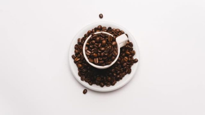 加入白盘和咖啡杯时咖啡豆的停止运动