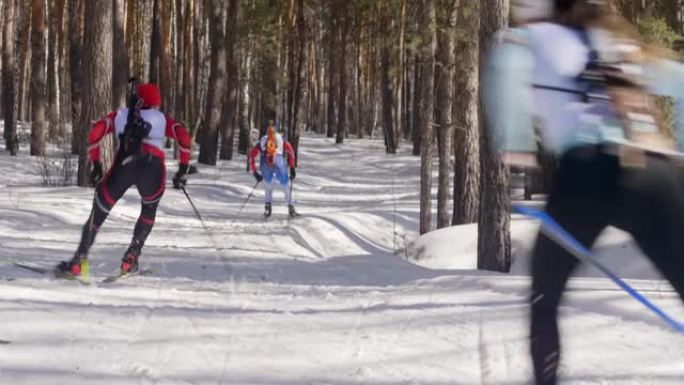 冬季参加冬季两项比赛的滑雪者