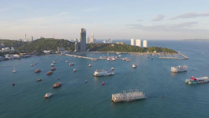 芭堤雅海的鸟瞰图，泰国夏季海滩，城市以蓝天为旅游背景。Chon buri天际线。