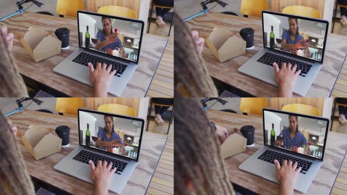 女人在咖啡馆用笔记本电脑进行视频通话时吃零食