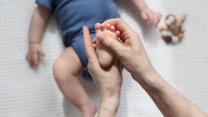 婴儿足部按摩体操特写高角度视图