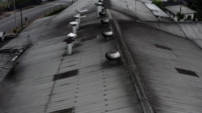 黑色屋顶的视图充满了两条直线上的烟囱管道和涡轮烟囱罩