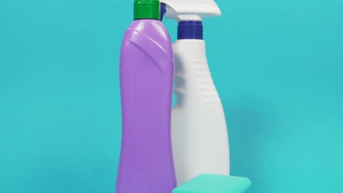 一瓶窗户清洁喷雾剂，紫色的带有家用化学药品。