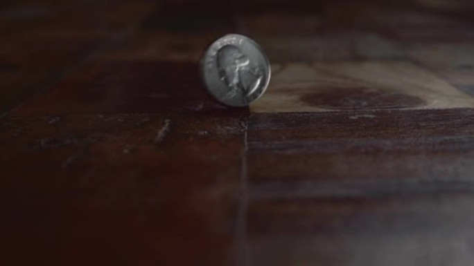 硬币在掷硬币中被人的手在空中翻转13