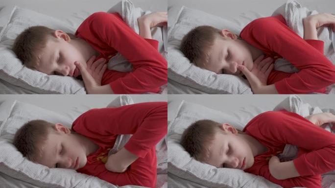 生病的十几岁的男孩穿着红色睡衣躺在床上，咳嗽。恶心的表情，嘴唇干裂。