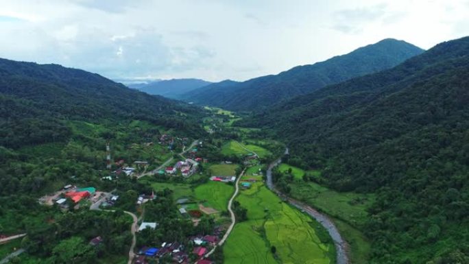 泰国南部普安区阳光明媚的夏日里，天空之路的空中俯视图与农田绿色丛林森林的背景视频