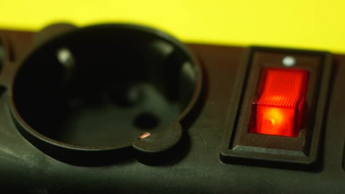 关闭打开电器特写的红色按钮。在电脑上完成工作。关闭电源过滤器。断开电源。选择性聚焦，浅景深