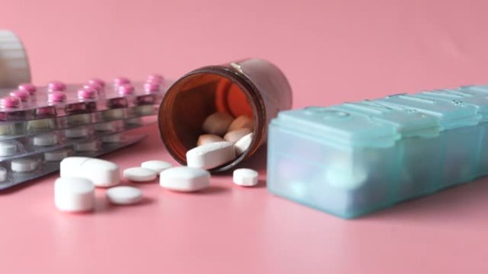 医用药丸、药盒和泡罩包装在粉红色