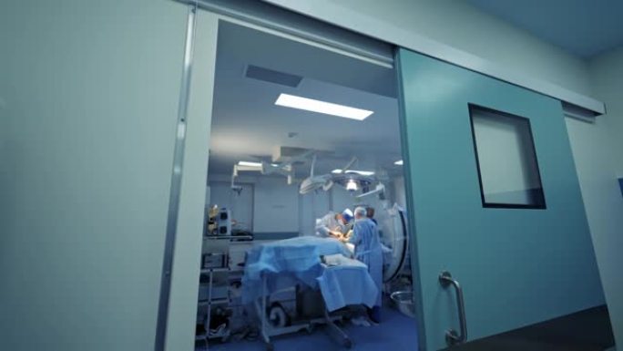 医疗团队在明亮的现代手术室进行外科手术。手术室中的现代化设备。