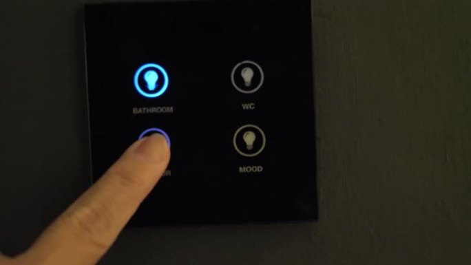 手动开关打开/关闭酒店房间的电灯，现代科技理念。