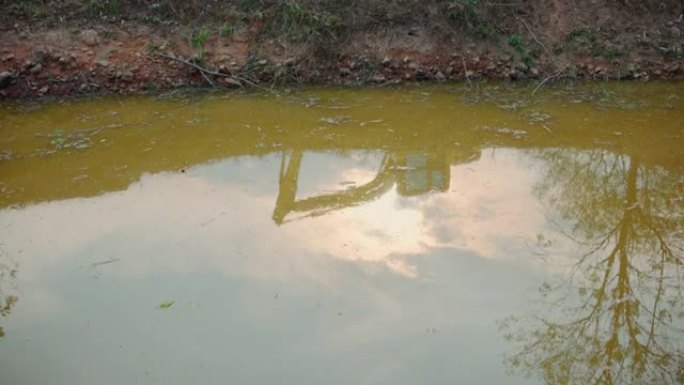 反铲; 自然背景下的建筑工地挖掘机