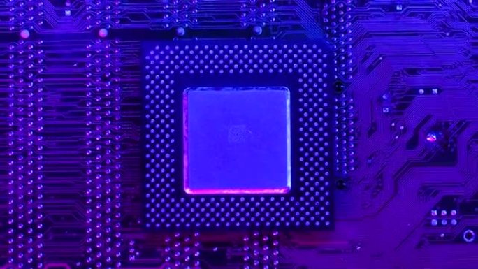 带芯片和科幻网络朋克粉色和蓝光效果的电子板