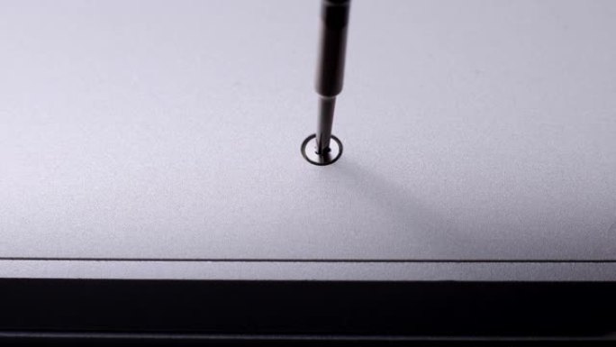 大师用破笔记本电脑的磁性螺丝刀工具拧下小螺丝