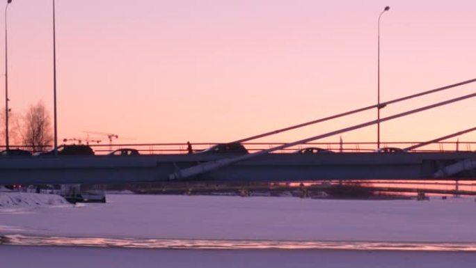 睡前运动慢跑日落桥城市冬季景观交通